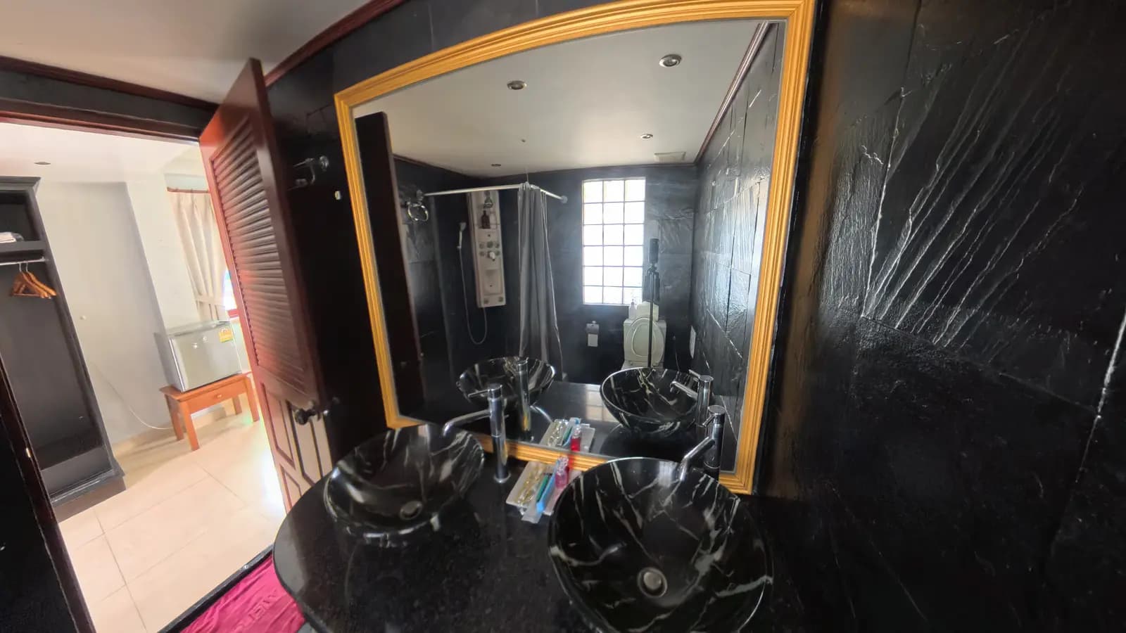 Deluxe King Bathroom - Vanity Area
