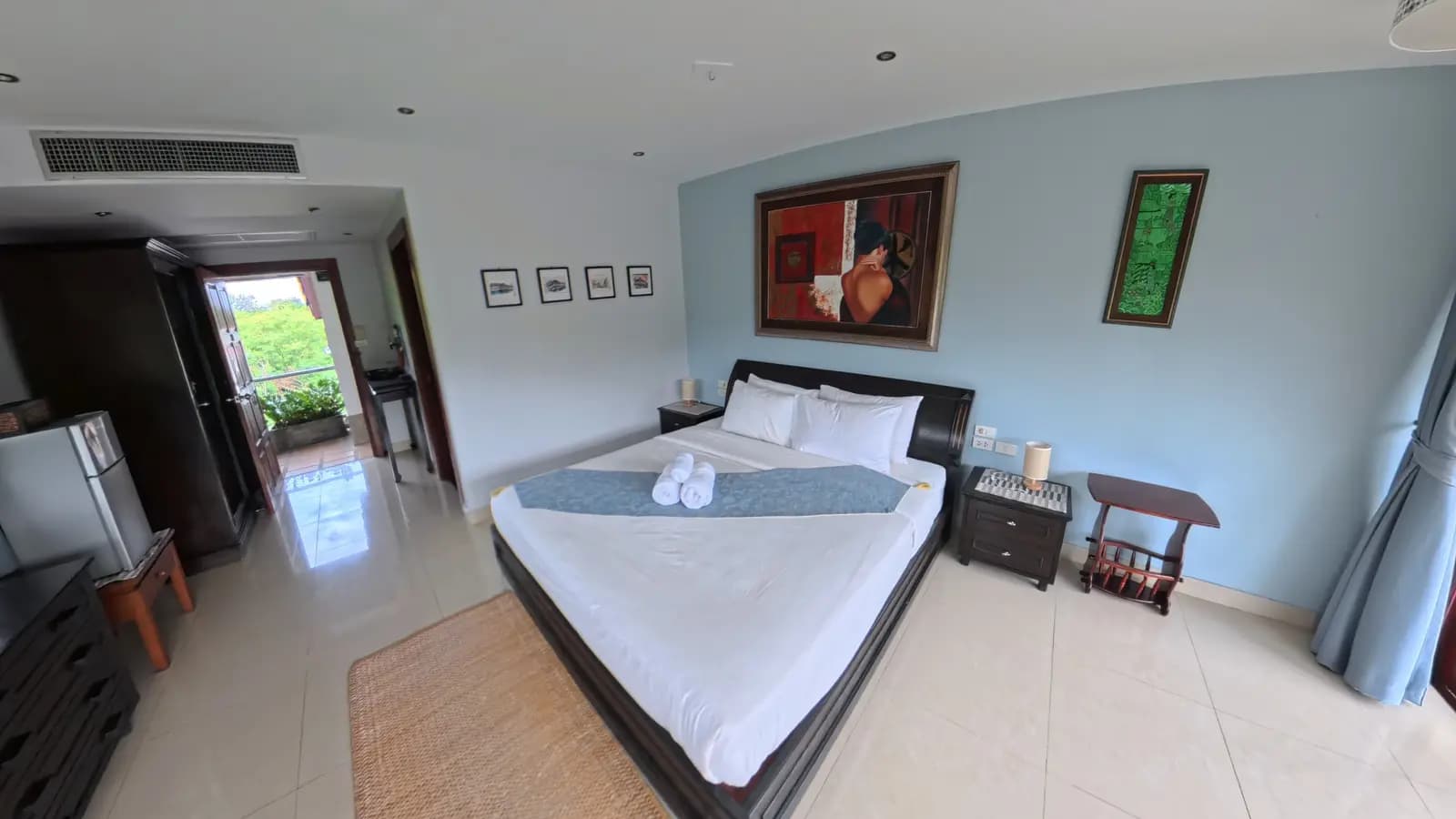 Deluxe King Pool View - Main Room